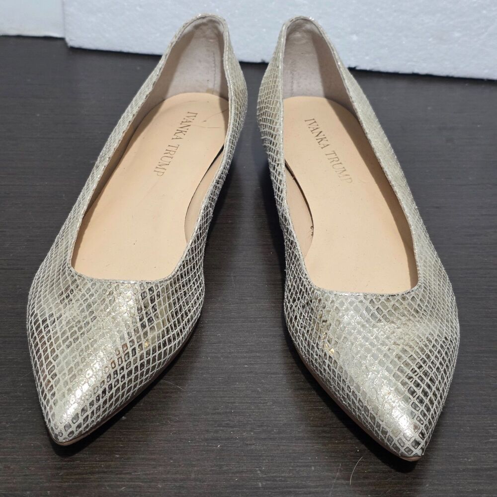 Ivanka Trump Itchic Leather Pointed Toe Low Wedge Flats Snakeskin 6.5M - Picture 2 of 16
